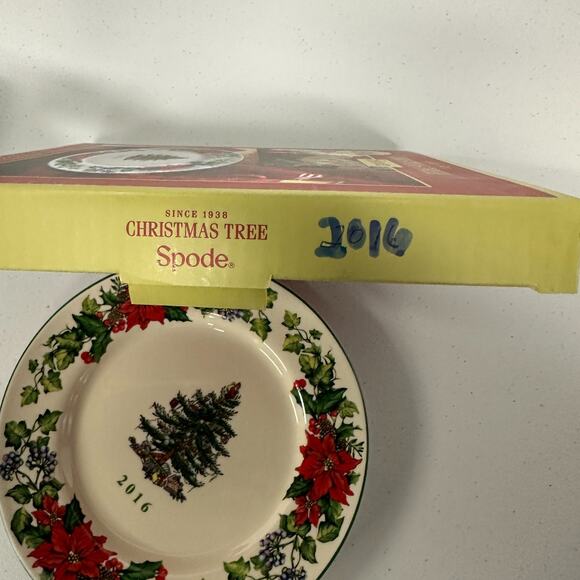 New in Box - Spode 2016 Annual Collector Holiday Plate 8" Christmas Tree Design - Picture 5 of 7